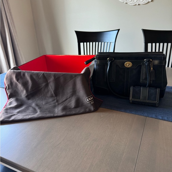 Coach Hamptons Signature Bag - Picture 7 of 8